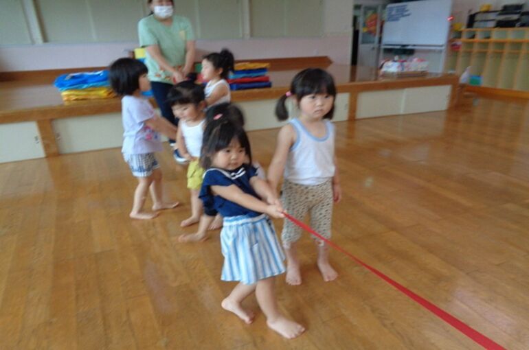 運動会ごっこ　～ひよこ・いちご・りんご組も体を動かして元気に遊んでいます～